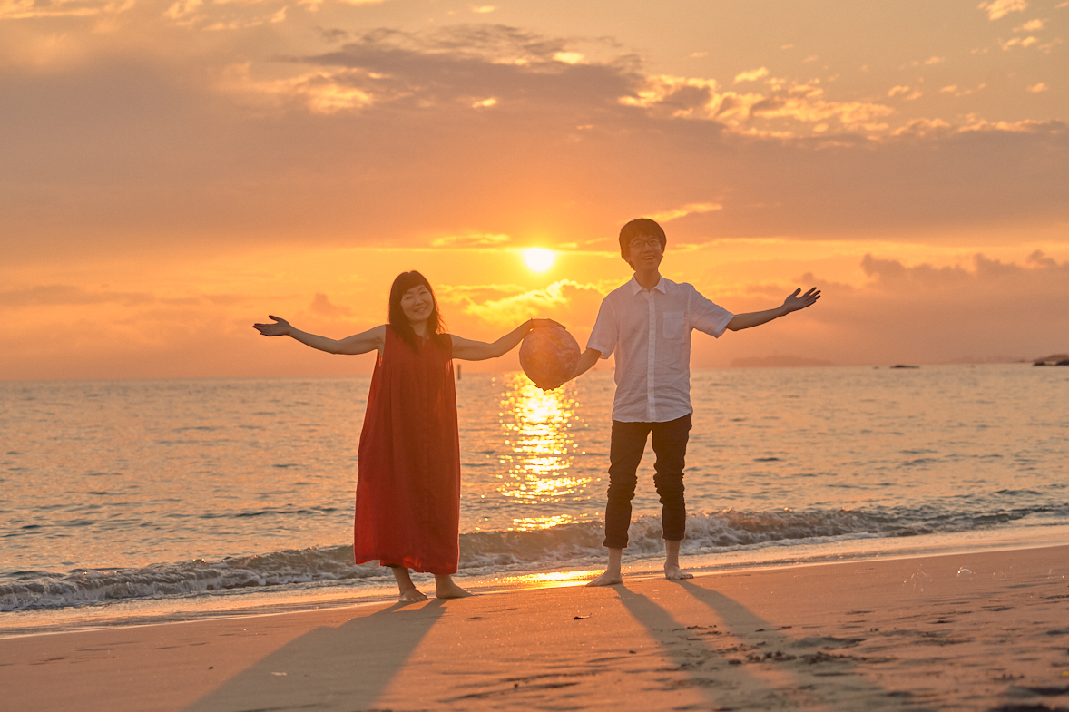 夕暮れの海岸で過ごす長沼ときょん